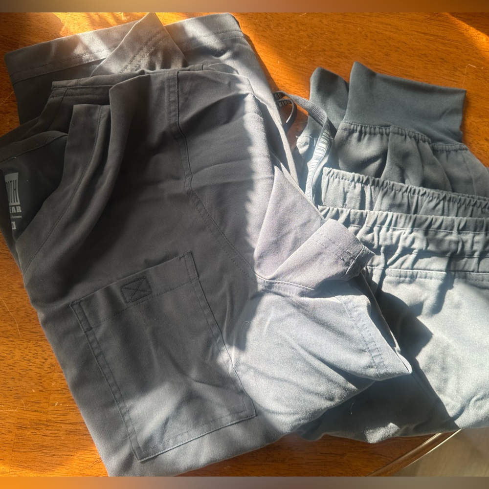 Rothwear Men’s Scrubs Set - size Medium
